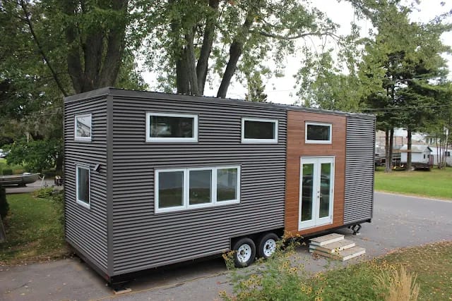 Tiny House com 6 x 2 metros sobre rodas, usada, mobilada e pronta a ser entregue