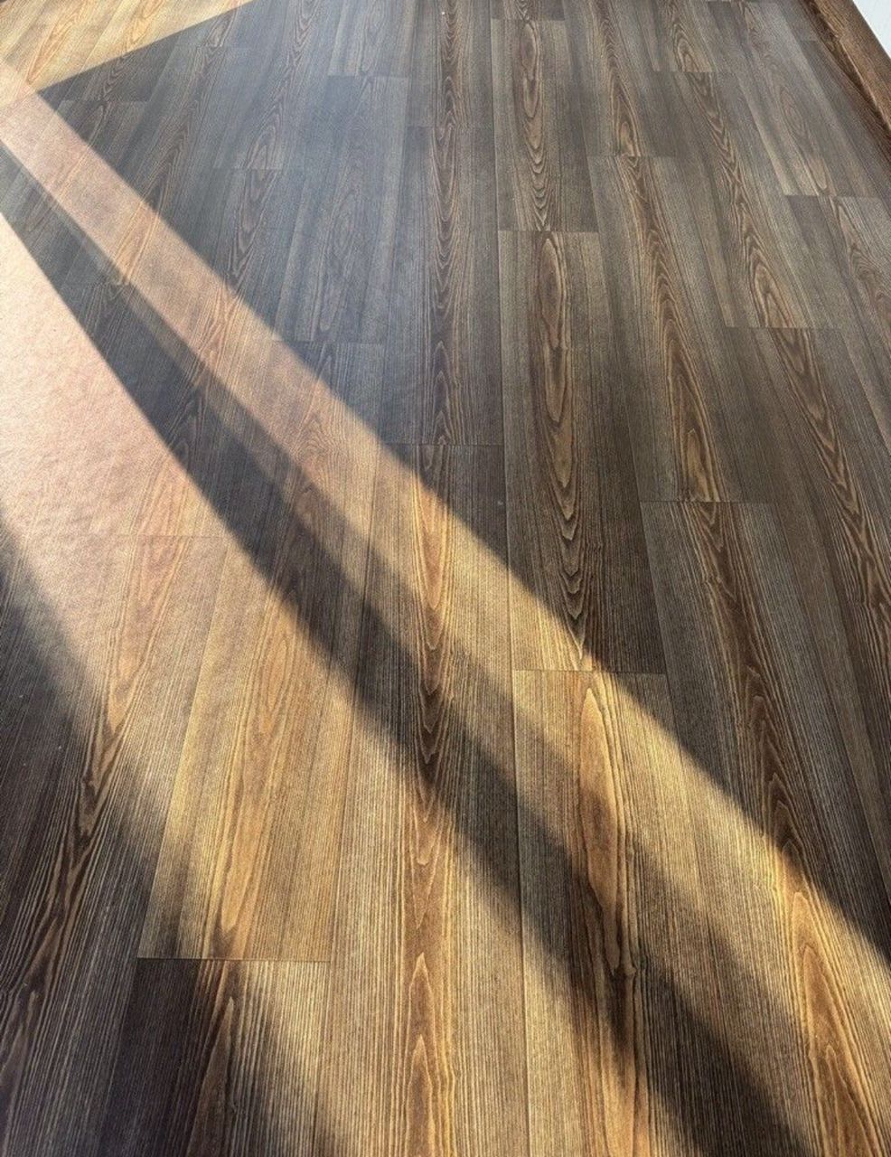 Secretária Móvel Moderna e Isolamento Superior – Ideal para o seu espaço de trabalho flexível