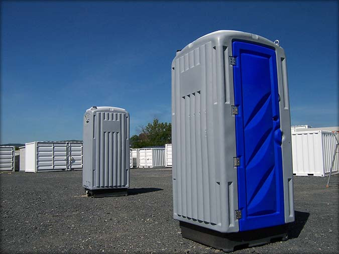 Cabina sanitária pequena com chuveiro e sanita