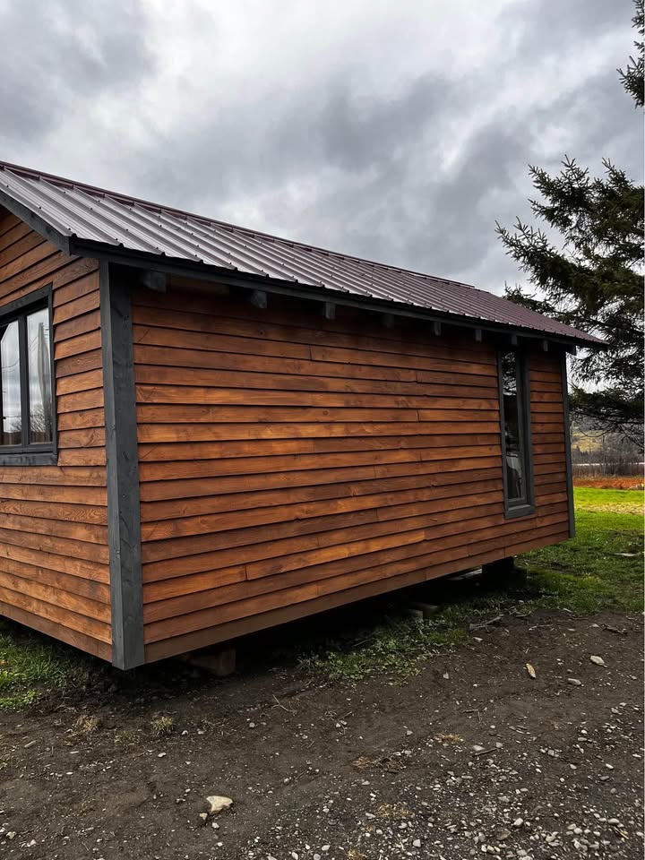 Casa móvel 20 pés x 8, revestida a madeira reciclada, telhado em aço, mobilada e confortável