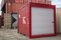 Contentor Vermelho Usado de 10 Pés com Porta de Enrolar - Solução de Armazenamento Prática e Duradoura Descrição: