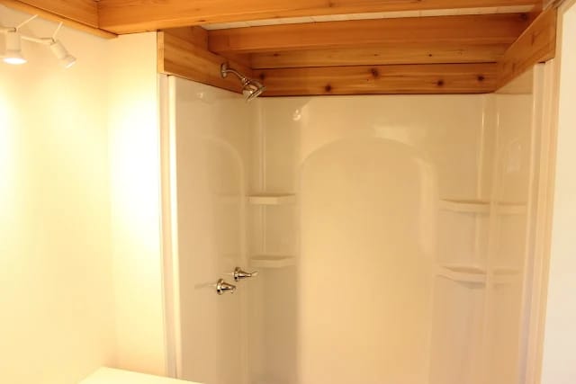 Tiny House com 6 x 2 metros sobre rodas, usada, mobilada e pronta a ser entregue
