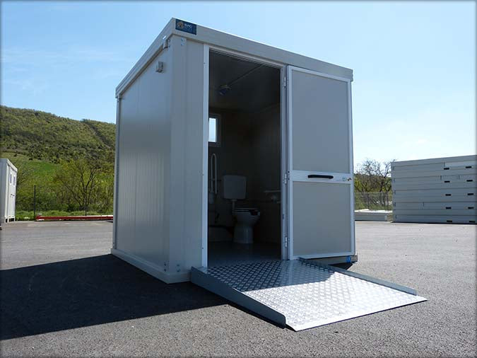 Cabine de casa de banho espaçosa com sanita e duche