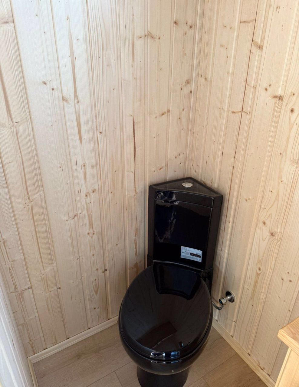 Reboque móvel T1 com piso elevado – 20 x 8 pés – 4 estações – Autónomo ou conectável