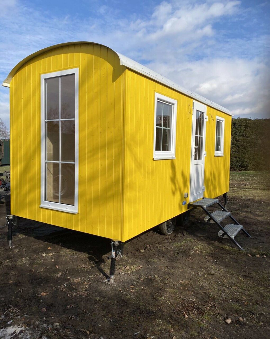 Casa pequena móvel 4 estações – 6 x 2,4 m – Estrutura em aço e madeira – Acabamento completo