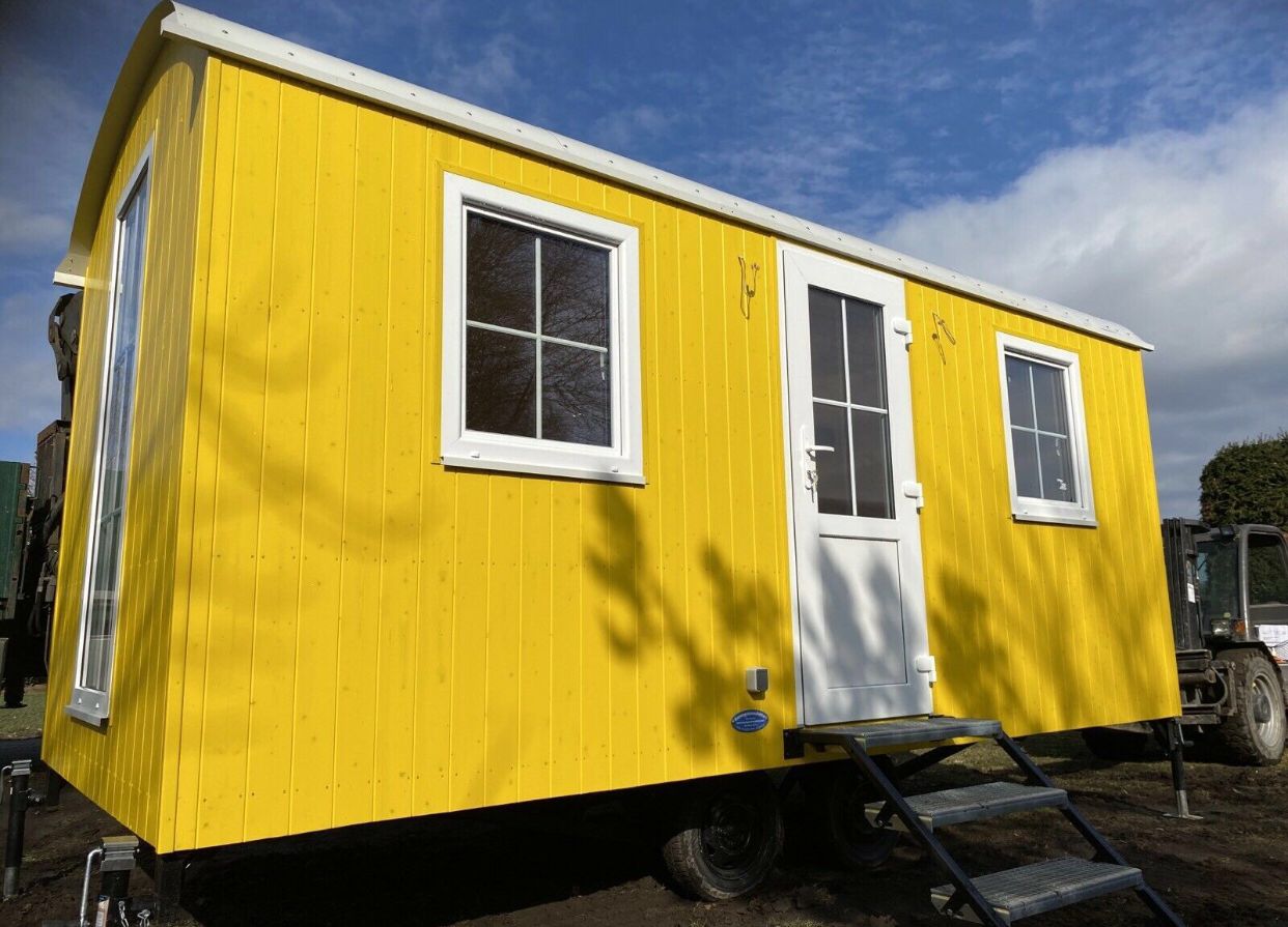 Casa pequena móvel 4 estações – 6 x 2,4 m – Estrutura em aço e madeira – Acabamento completo