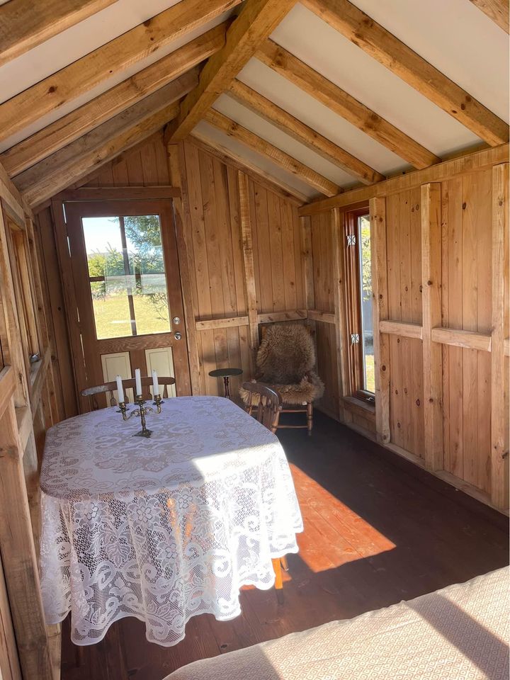 Casa móvel 20 pés x 8, revestida a madeira reciclada, telhado em aço, mobilada e confortável