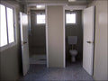 Cabine sanitária com sanita separada e chuveiro independente
