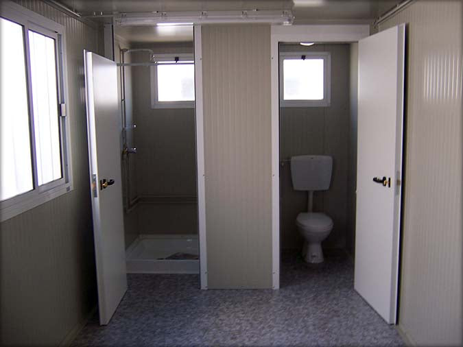 Cabine sanitária com sanita separada e chuveiro independente