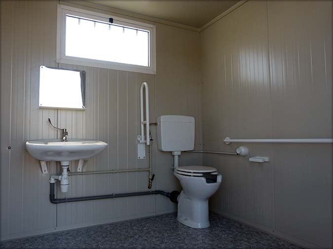 Cabine de casa de banho espaçosa com sanita e duche