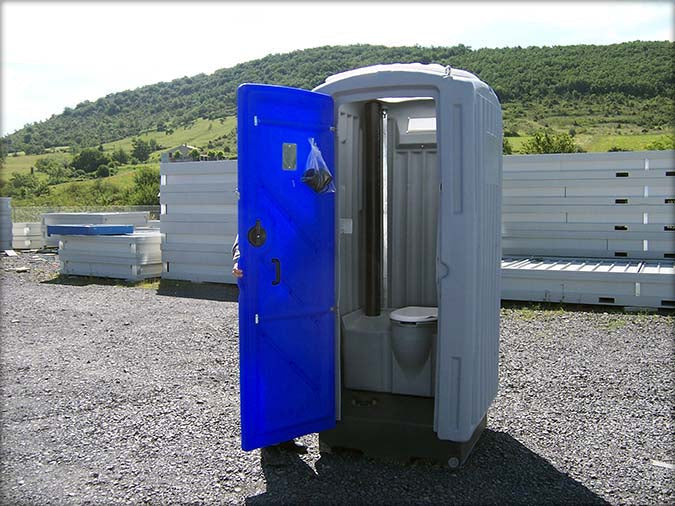 Cabina sanitária pequena com chuveiro e sanita