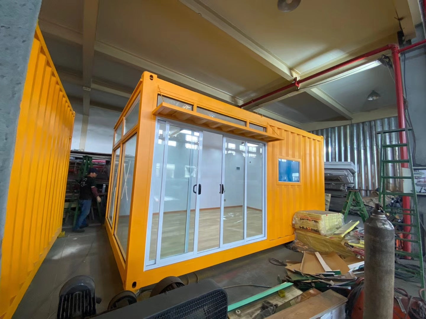 Contentor de escritório móvel de 6 x 2,4 metros, cor amarela, bem envidraçado, com instalação elétrica e aquecimento
