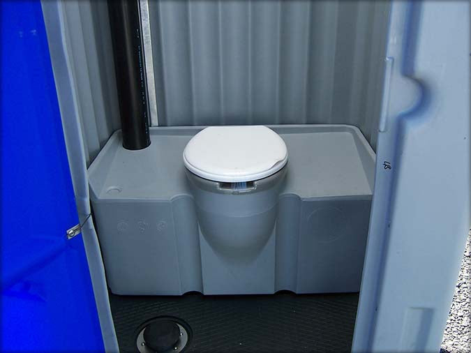 Cabina sanitária pequena com chuveiro e sanita