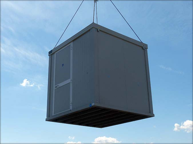 Cabine de casa de banho espaçosa com sanita e duche