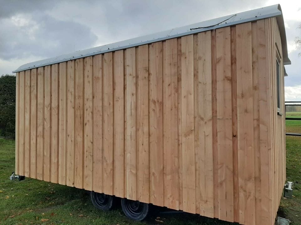 Reboque móvel isolado em madeira de 20 por 8 pés com porta e janela no interior, vazio, sem móveis