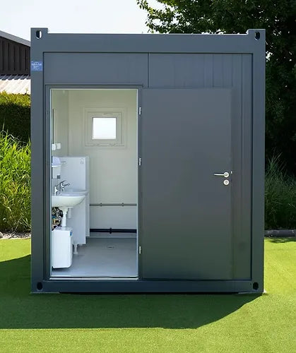 Sanitários espaçosos com chuveiro e WC de 10 pés