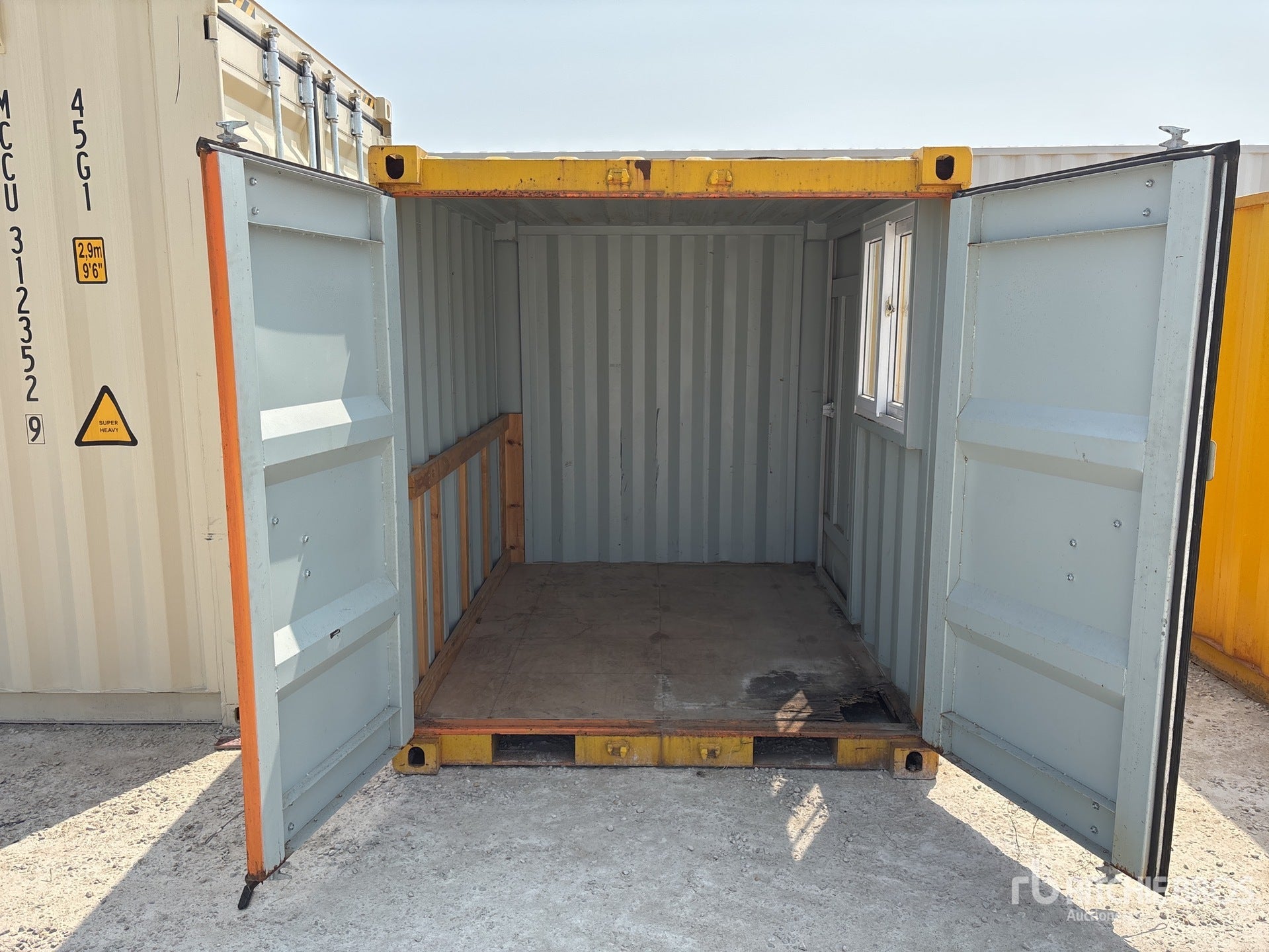 Contentor de 10 Pés com Porta e Janela Isolada usado