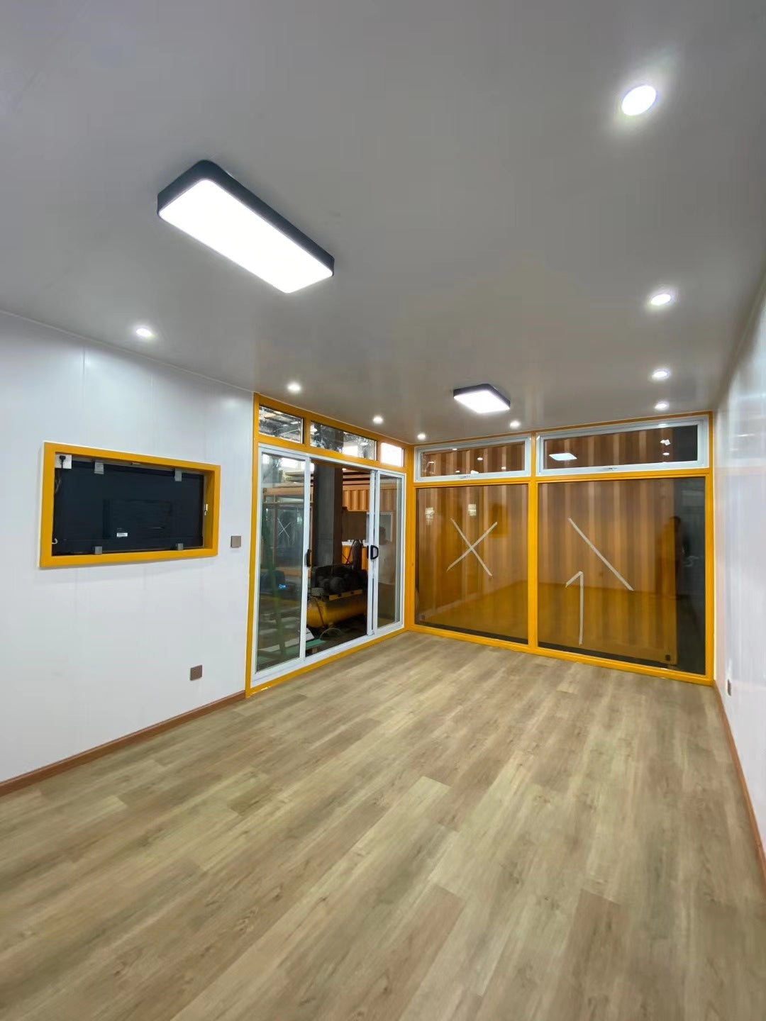 Contentor de escritório móvel de 6 x 2,4 metros, cor amarela, bem envidraçado, com instalação elétrica e aquecimento