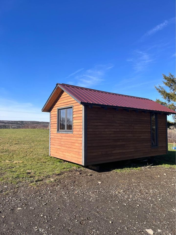 Casa móvel 20 pés x 8, revestida a madeira reciclada, telhado em aço, mobilada e confortável