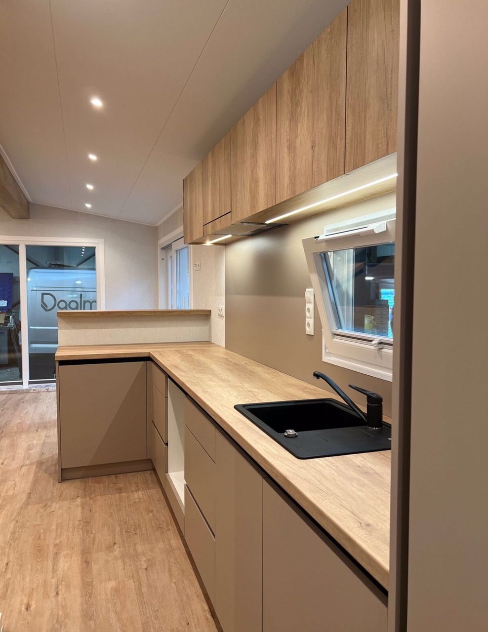 Casa Móvel T1 4 Estações – 40 x 10 pés – Acabamento Premium – Ano 2025 cor vermelha