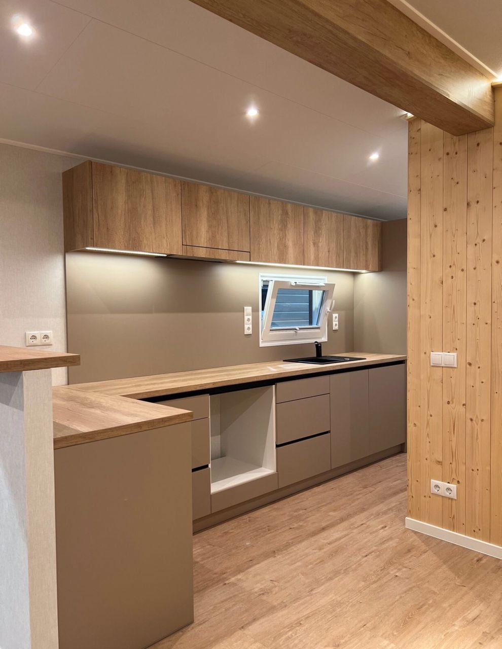 Casa Móvel T1 4 Estações – 40 x 10 pés – Acabamento Premium – Ano 2025 cor vermelha