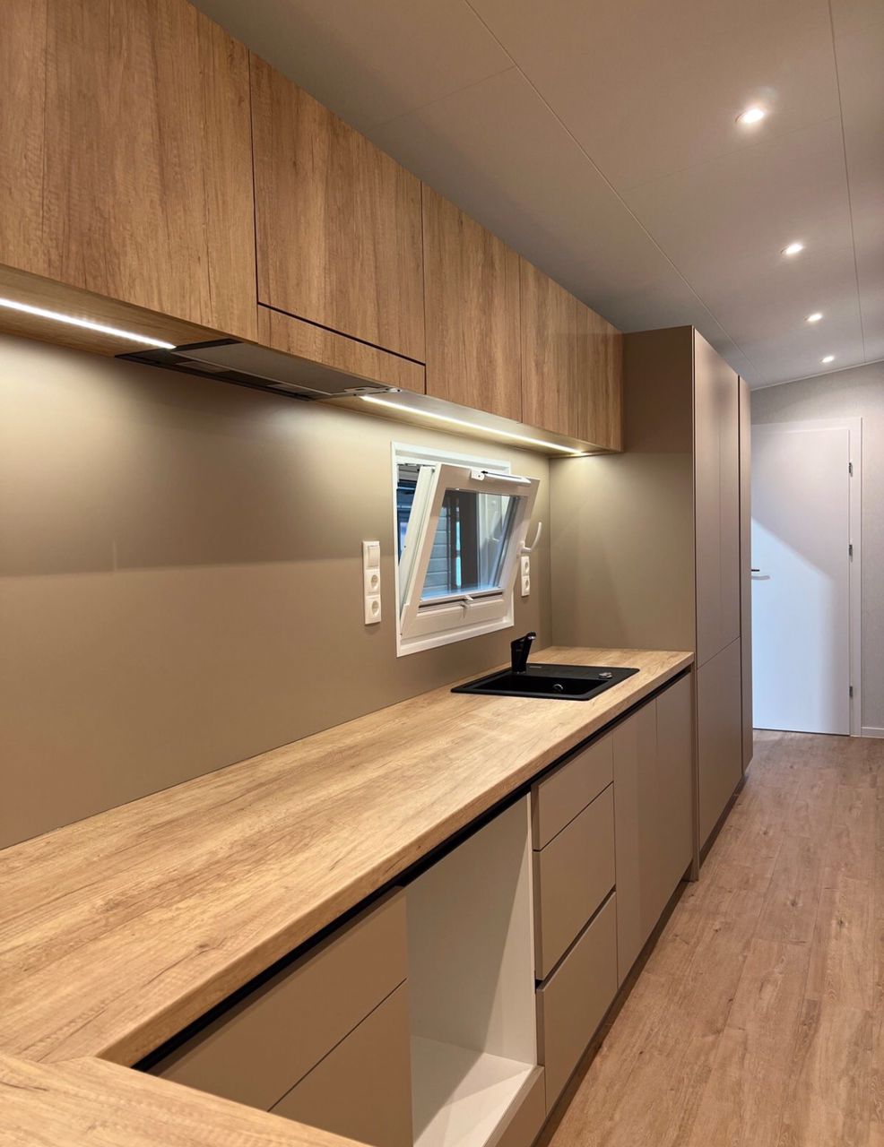 Casa Móvel T1 4 Estações – 40 x 10 pés – Acabamento Premium – Ano 2025 cor vermelha
