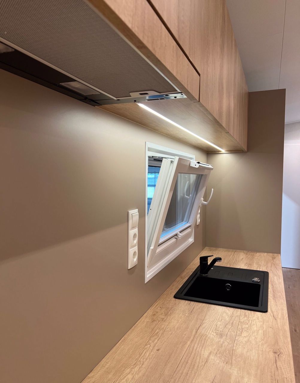 Casa Móvel T1 4 Estações – 40 x 10 pés – Acabamento Premium – Ano 2025 cor vermelha