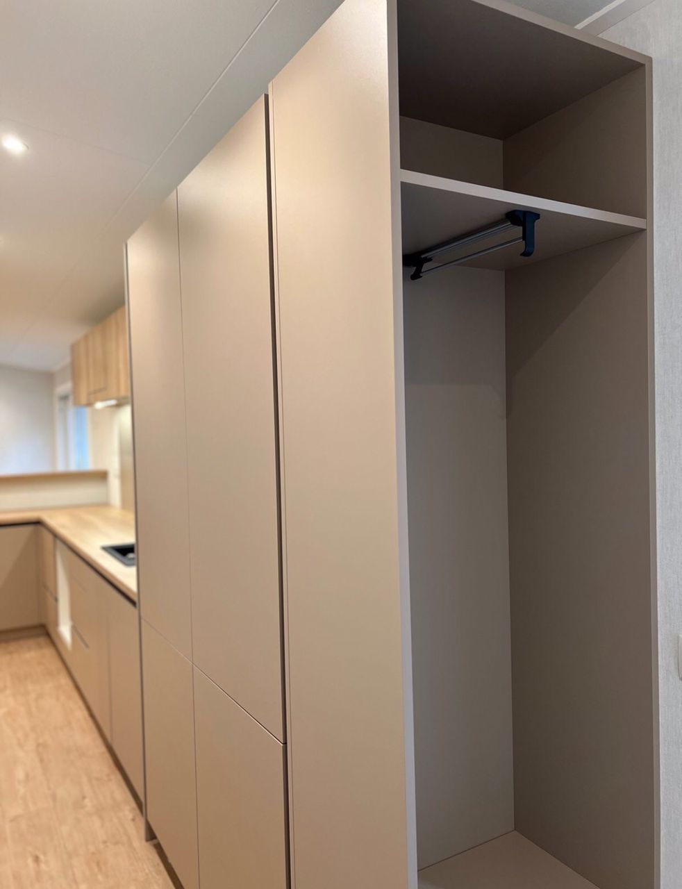 Casa Móvel T1 4 Estações – 40 x 10 pés – Acabamento Premium – Ano 2025 cor vermelha