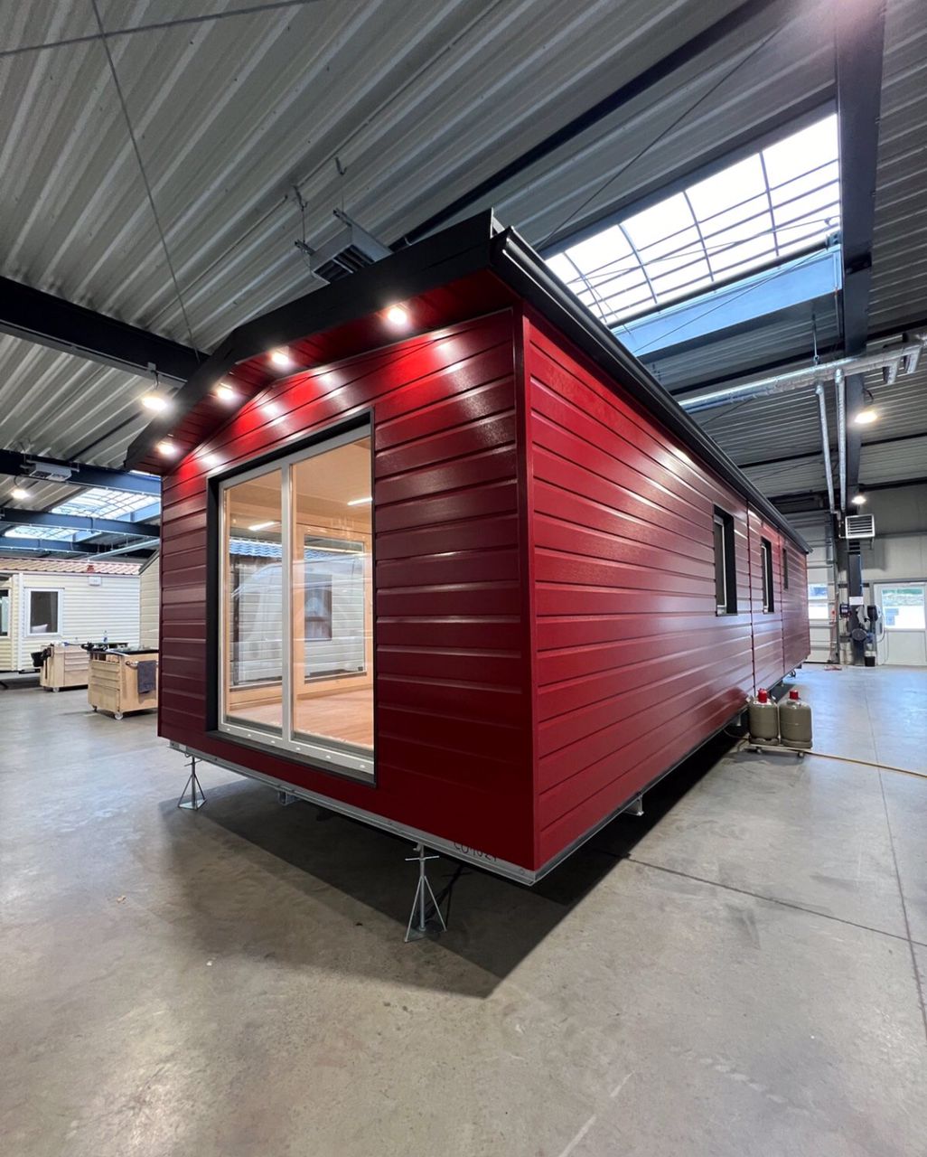 Casa Móvel T1 4 Estações – 40 x 10 pés – Acabamento Premium – Ano 2025 cor vermelha