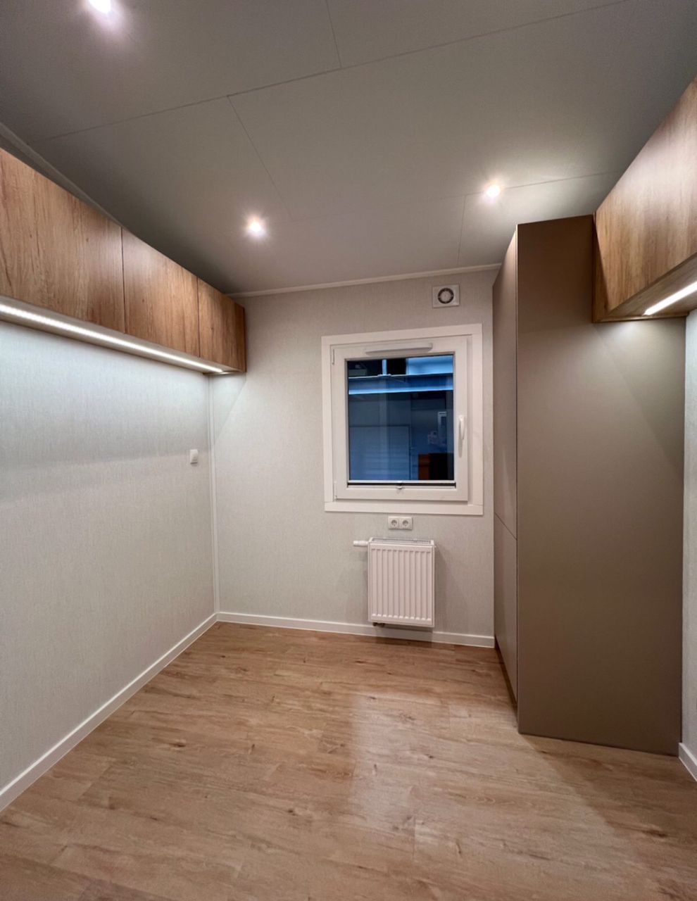 Casa Móvel T1 4 Estações – 40 x 10 pés – Acabamento Premium – Ano 2025 cor vermelha
