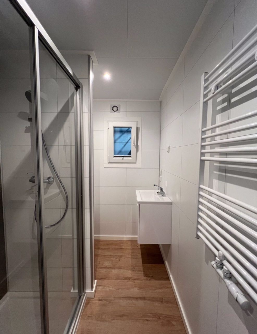 Casa Móvel T1 4 Estações – 40 x 10 pés – Acabamento Premium – Ano 2025 cor vermelha