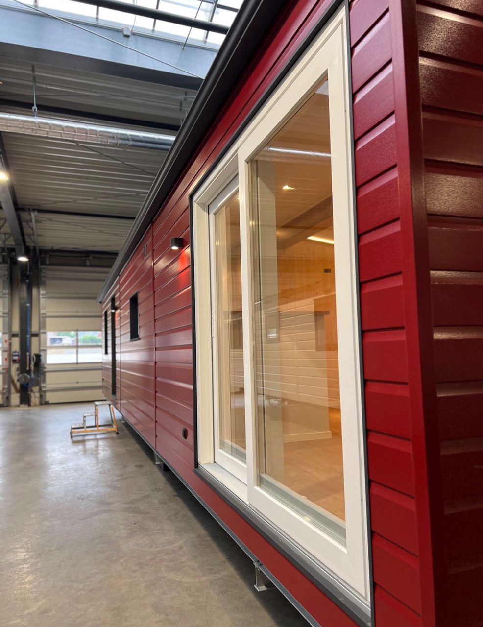 Casa Móvel T1 4 Estações – 40 x 10 pés – Acabamento Premium – Ano 2025 cor vermelha