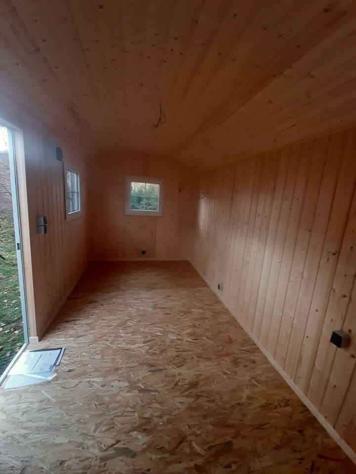 Reboque móvel isolado em madeira de 20 por 8 pés com porta e janela no interior, vazio, sem móveis