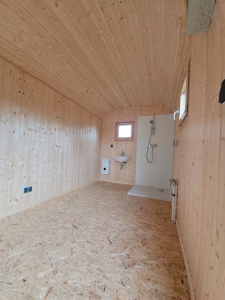 Reboque de casa móvel pequena, 20 pés x 8, isolada para 4 estações, inacabada, com instalação de sanita