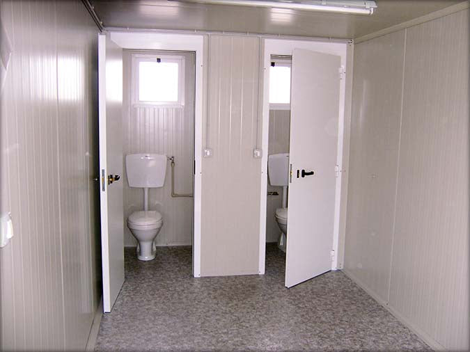 Cabine sanitária com sanita separada e chuveiro independente