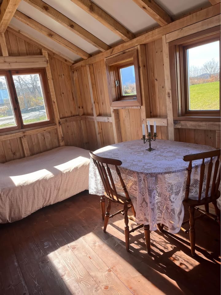 Casa móvel 20 pés x 8, revestida a madeira reciclada, telhado em aço, mobilada e confortável