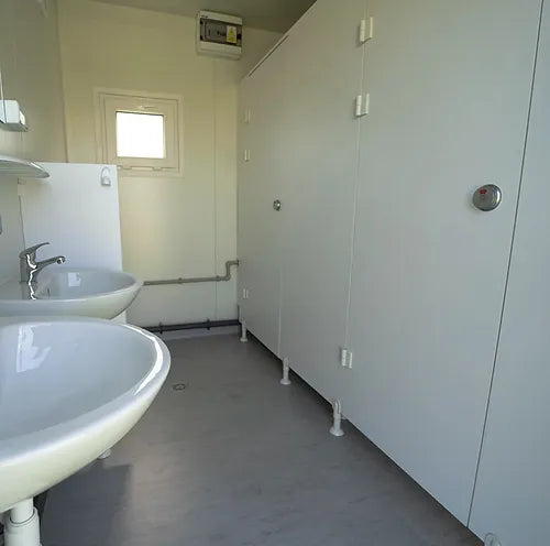Sanitários espaçosos com chuveiro e WC de 10 pés