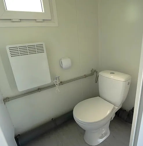 Sanitários espaçosos com chuveiro e WC de 10 pés