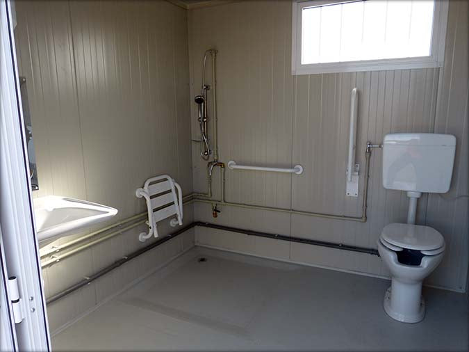 Cabine de casa de banho espaçosa com sanita e duche