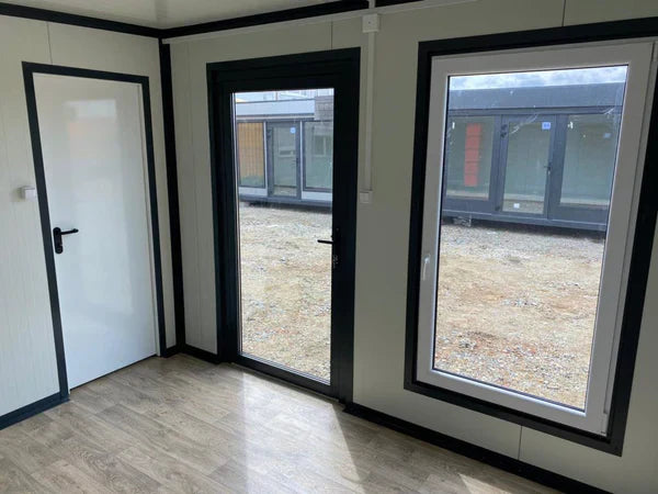Escritório móvel 4 estações – 40 x 8 pés – Vidros duplos – Casa de banho integrada