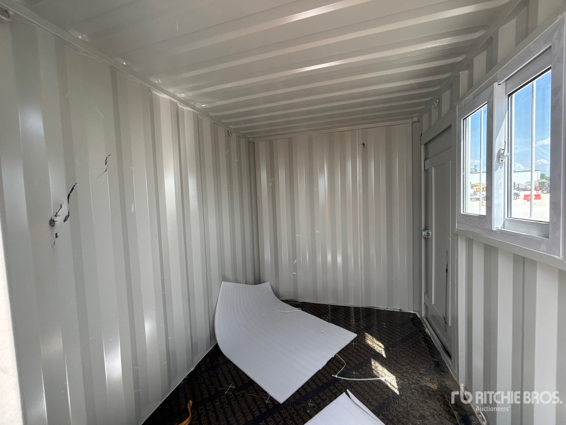 Contentor de 10 Pés com Porta Simples e Janela Isolada - Ideal para Armazenamento Seguro e Confortável