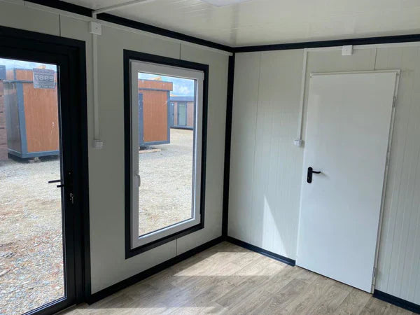 Escritório móvel 4 estações – 40 x 8 pés – Vidros duplos – Casa de banho integrada