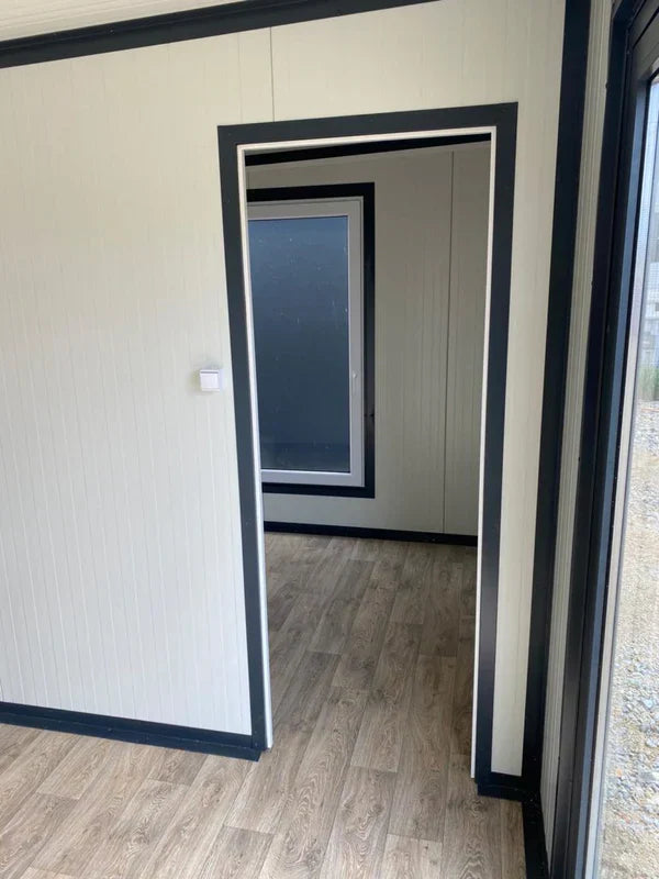 Escritório móvel 4 estações – 40 x 8 pés – Vidros duplos – Casa de banho integrada