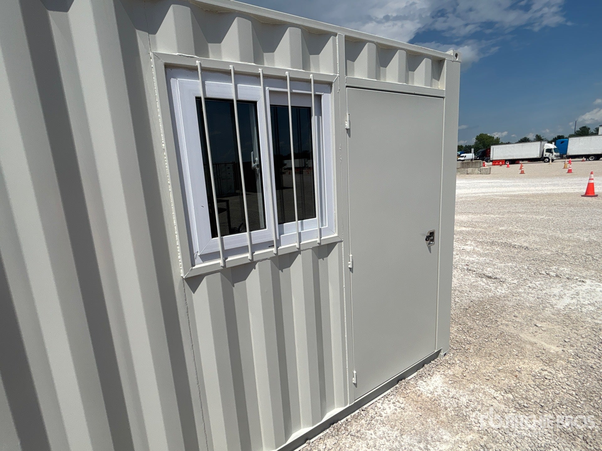 Contentor de 10 Pés com Porta Simples e Janela Isolada - Ideal para Armazenamento Seguro e Confortável
