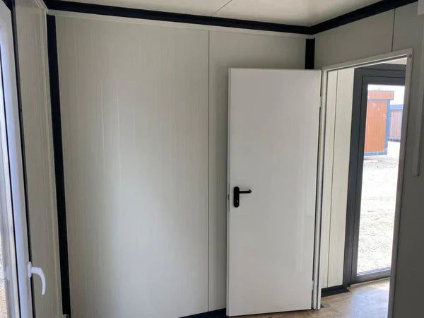 Escritório móvel 4 estações – 40 x 8 pés – Vidros duplos – Casa de banho integrada