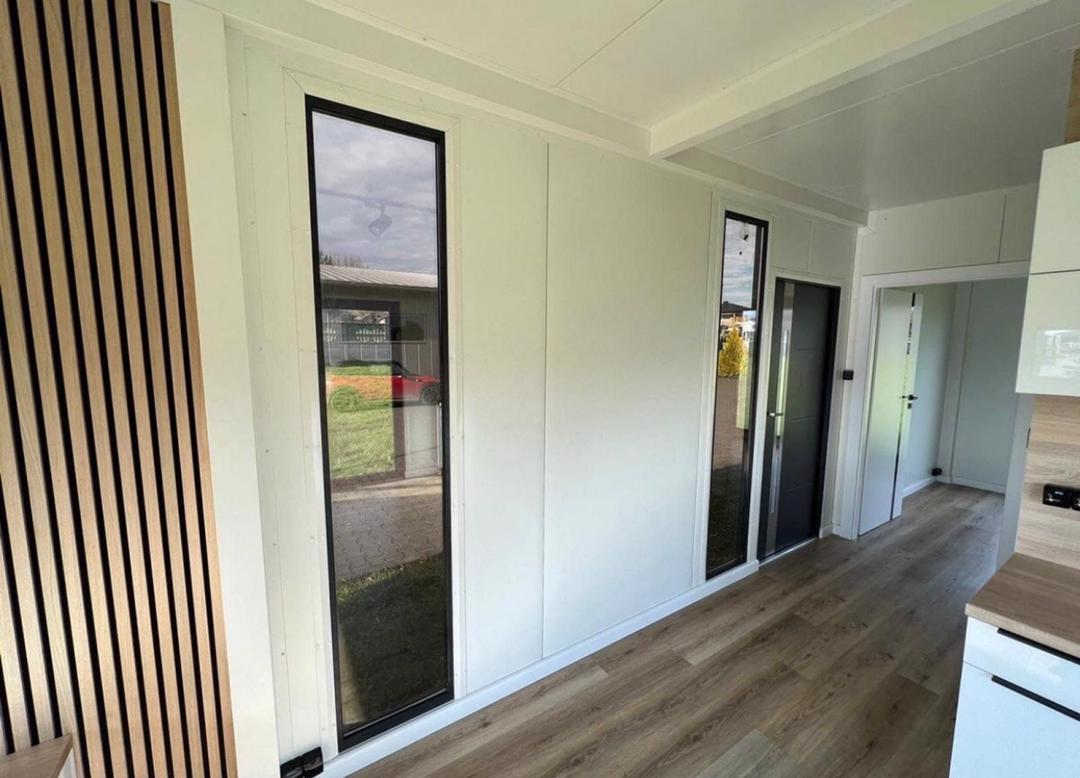 Casa móvel T2 em contentor – 40 x 10 pés – Alto padrão – 4 estações – Chave na mão
