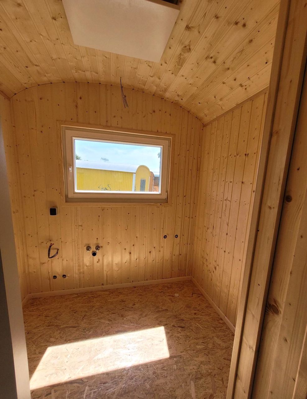 Atrelado móvel 4 estações – 20 x 8 pés – Aço e madeira – Acabamento completo – Inclui salamandra a lenha