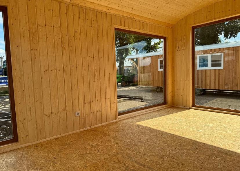 Atrelado móvel 4 estações – 20 x 9 pés – Estrutura em aço, madeira e vidros duplos