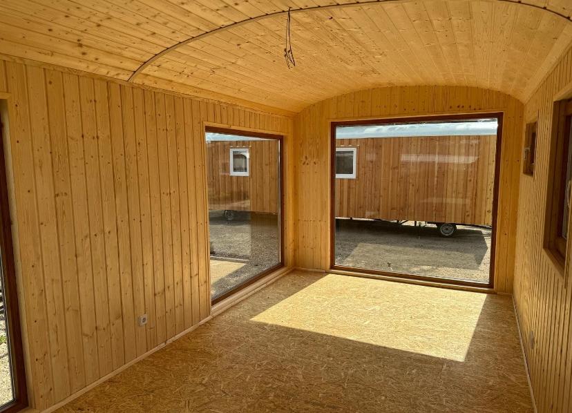 Atrelado móvel 4 estações – 20 x 9 pés – Estrutura em aço, madeira e vidros duplos
